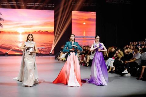 В Минске прошел большой fashion-показ с кутюрными платьями по мотивам смартфонов