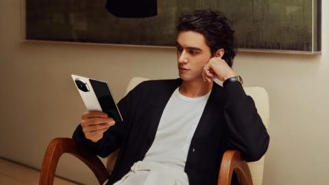 Тонкий и с флагманской камерой. В Беларуси начались продажи складного смартфона Huawei Mate X7