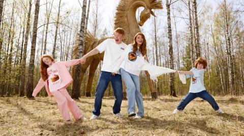 С блинами на футболках. В Беларуси выпустили коллекцию одежду по Масленице