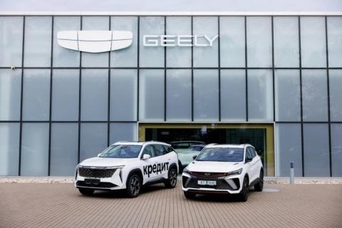 В Минске на крыше здания припарковали два внедорожника Geely. Как они там оказались?