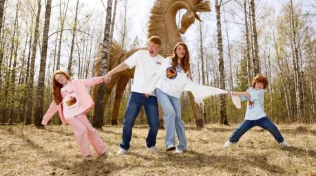 С блинами на футболках. В Беларуси выпустили коллекцию одежду по Масленице